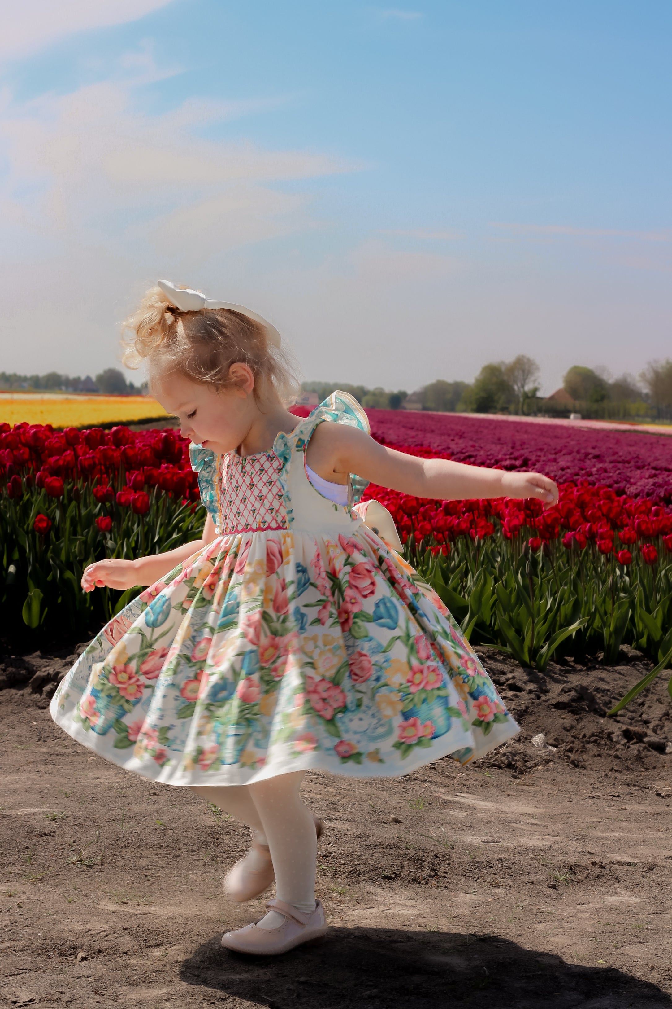 Charlotte sy Dimby classic timeless traditional smocked dresses for babies and girls handmade French style children clothing paris boutique twirling princess dress floral print tulip spring summer photography netherlands